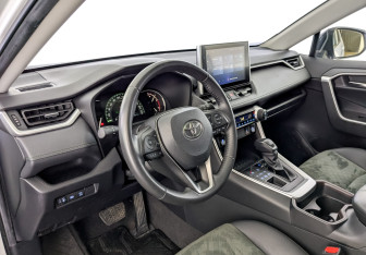 Подержанный автомобиль Toyota RAV4 2022 года (16 фото)