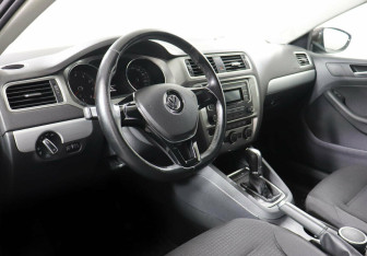 Подержанный автомобиль Volkswagen Jetta Sedan 2017 года (7 фото)