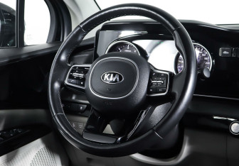 Подержанный автомобиль Kia Carnival 2021 года (12 фото)