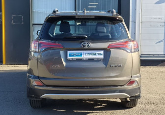 Подержанный автомобиль Toyota RAV4 2017 года (6 фото)