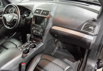 Подержанный автомобиль Ford Explorer 2017 года (10 фото)