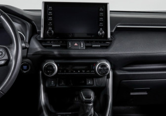 Подержанный автомобиль Toyota RAV4 2021 года (13 фото)