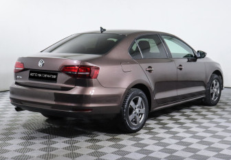 Подержанный автомобиль Volkswagen Jetta Sedan 2017 года (3 фото)