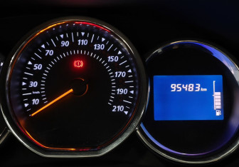 Подержанный автомобиль Renault Sandero 2016 года (14 фото)