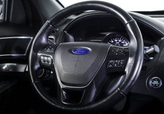 Подержанный автомобиль Ford Explorer 2017 года (17 фото)