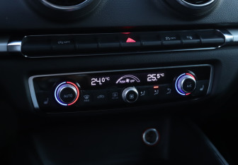 Подержанный автомобиль Audi A3 Hatchback 2015 года (15 фото)
