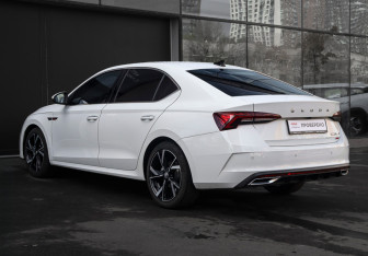 Подержанный автомобиль Skoda Octavia Liftback 2024 года (7 фото)