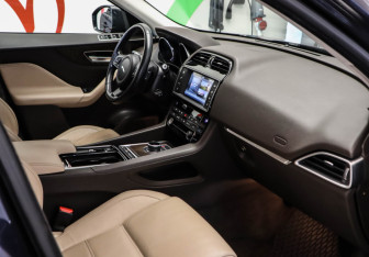 Подержанный автомобиль Jaguar F-Pace 2016 года (24 фото)