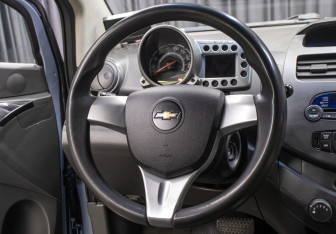 Подержанный автомобиль Chevrolet Spark 2011 года (16 фото)