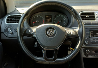 Подержанный автомобиль Volkswagen Polo Sedan 2016 года (12 фото)
