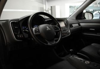 Подержанный автомобиль Mitsubishi Outlander 2014 года (7 фото)
