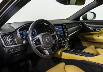 Подержанный автомобиль Volvo V90 Cross Country 2017 года (10 фото)