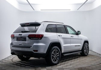 Подержанный автомобиль Jeep Grand Cherokee 2021 года (5 фото)