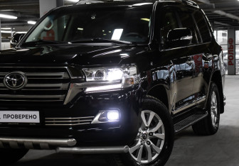 Подержанный автомобиль Toyota Land Cruiser Suv 2016 года (22 фото)