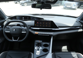 Подержанный автомобиль Changan UNI-V 2024 года (12 фото)
