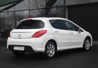 Подержанный автомобиль Peugeot 308 Hatchback 2012 года (5 фото)