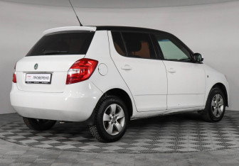 Подержанный автомобиль Skoda Fabia Hatchback 2010 года (5 фото)