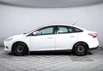 Подержанный автомобиль Ford Focus Sedan 2013 года (8 фото)