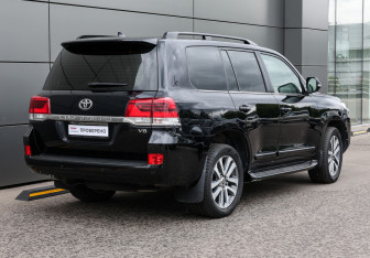 Подержанный автомобиль Toyota Land Cruiser Suv 2017 года (5 фото)