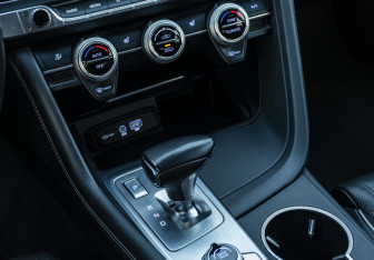 Подержанный автомобиль Genesis G70 2018 года (15 фото)