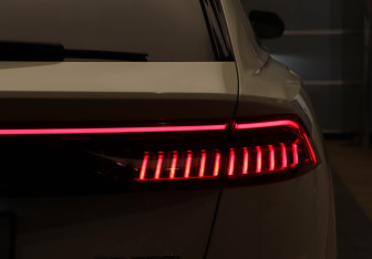 Подержанный автомобиль Audi Q8 2018 года (31 фото)