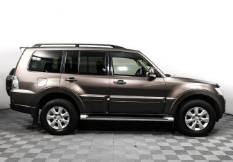 Подержанный автомобиль Mitsubishi Pajero 2015 года (4 фото)