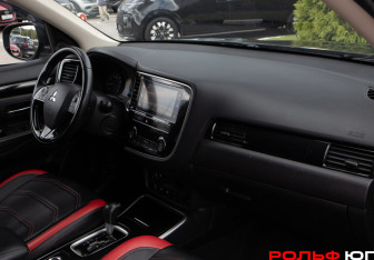 Подержанный автомобиль Mitsubishi Outlander 2019 года (8 фото)