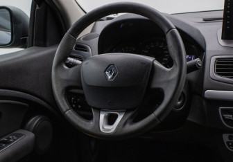 Подержанный автомобиль Renault Fluence 2011 года (15 фото)