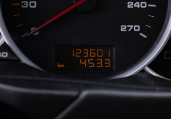 Подержанный автомобиль Porsche Cayenne 2006 года (12 фото)