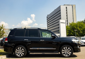 Подержанный автомобиль Toyota Land Cruiser Suv 2018 года (3 фото)