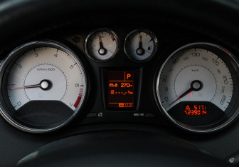 Подержанный автомобиль Peugeot 408 2014 года (18 фото)