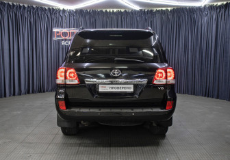 Подержанный автомобиль Toyota Land Cruiser Suv 2008 года (6 фото)