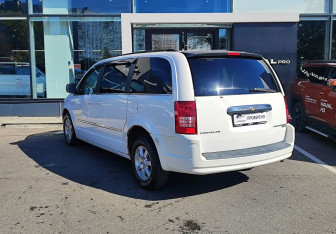 Подержанный автомобиль Chrysler Town & Country 2010 года (7 фото)