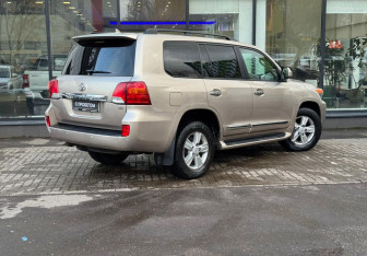 Подержанный автомобиль Toyota Land Cruiser Suv 2013 года (8 фото)