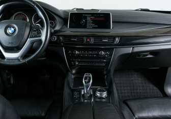 Подержанный автомобиль BMW X6 2015 года (12 фото)