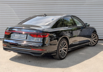 Подержанный автомобиль Audi A8 2022 года (5 фото)