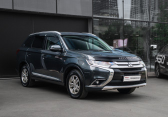 Подержанный автомобиль Mitsubishi Outlander 2017 года (3 фото)