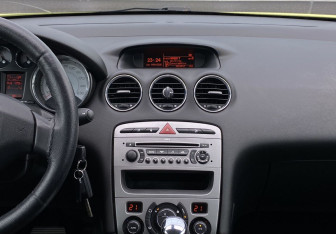 Подержанный автомобиль Peugeot 308 Hatchback 2008 года (13 фото)