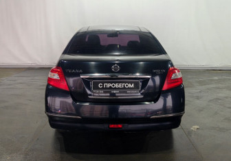 Подержанный автомобиль Nissan Teana 2010 года (6 фото)