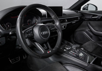 Подержанный автомобиль Audi A4 Sedan 2017 года (14 фото)