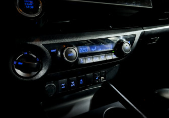 Подержанный автомобиль Toyota Hilux 2017 года (26 фото)