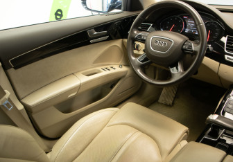 Подержанный автомобиль Audi A8 2016 года (15 фото)