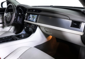 Подержанный автомобиль Jaguar XF Sedan 2017 года (10 фото)