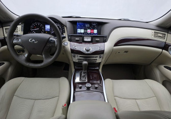 Подержанный автомобиль Infiniti Q70 2015 года (11 фото)