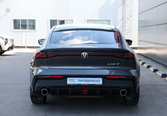 Подержанный автомобиль Changan UNI-V 2023 года (6 фото)