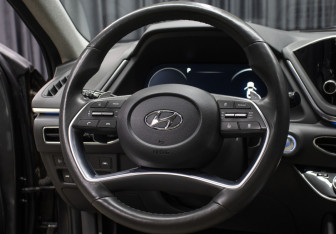 Подержанный автомобиль Hyundai Sonata 2022 года (16 фото)