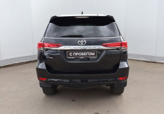 Подержанный автомобиль Toyota Fortuner 2018 года (5 фото)