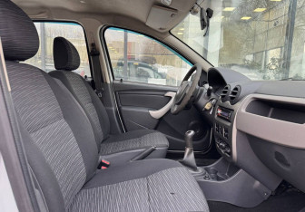 Подержанный автомобиль Renault Sandero 2013 года (10 фото)