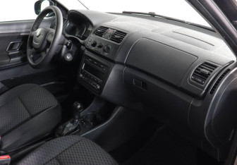 Подержанный автомобиль Skoda Fabia Hatchback 2011 года (6 фото)