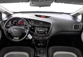 Подержанный автомобиль Kia Ceed Hatchback 2014 года (14 фото)